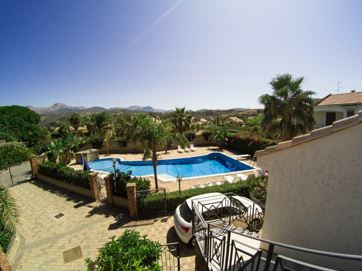 Mansarda Con Vista Piscina Villa Campofelice Di Roccella Dış mekan fotoğraf